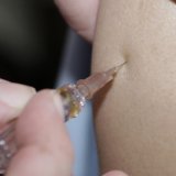 A Genève, le service du médecin cantonal rappelle l'importance de la vaccination à deux doses contre la rougeole (image d'illustration). KEYSTONE/AP/THOMAS KIENZLE